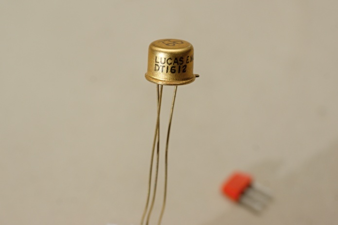 транзистор DT1612
