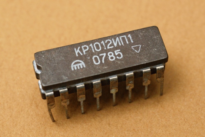 микросхема КР1012ИП1