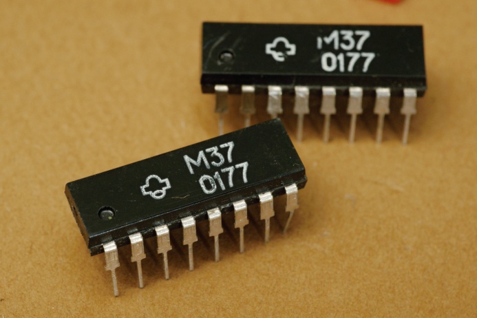 микросхема М37