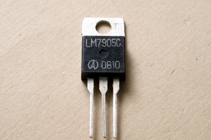  LM7905C